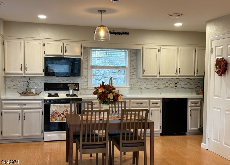 89 Knolls Road Bloomingdale, NJ 07403 - Photo 3 of 10