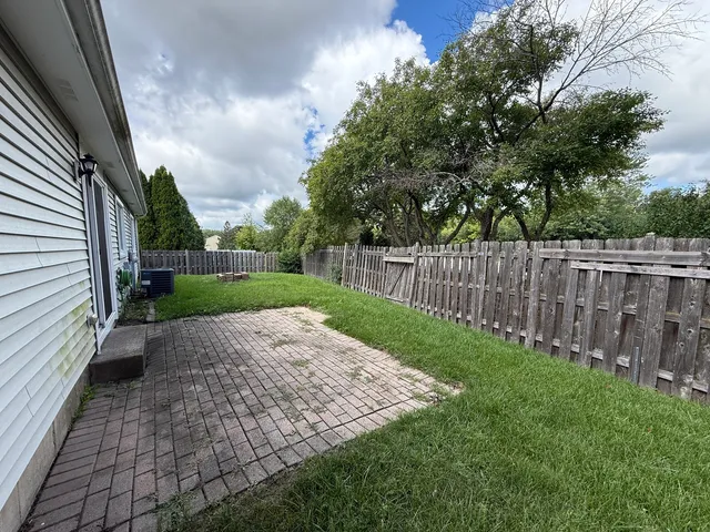 $2,300 | 1335 Fountain Green Drive, Crystal Lake, IL 60014