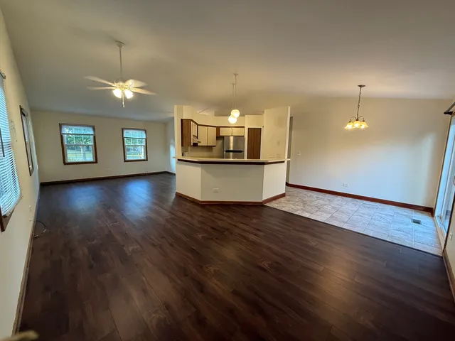 $2,300 | 1335 Fountain Green Drive, Crystal Lake, IL 60014