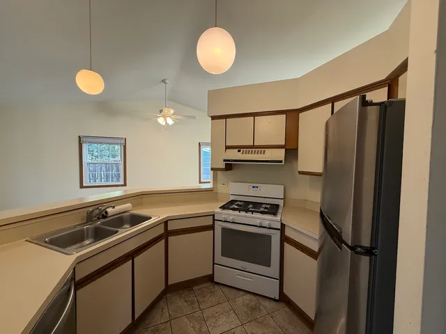 $2,300 | 1335 Fountain Green Drive, Crystal Lake, IL 60014