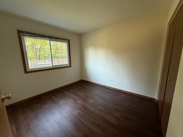 $2,300 | 1335 Fountain Green Drive, Crystal Lake, IL 60014