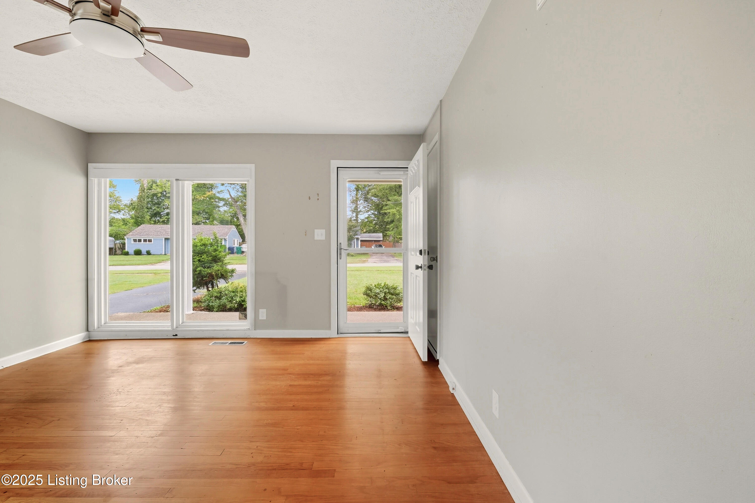 1842 Heaton Road Louisville, KY 40216 - Photo 5 of 35 5_1842heaton_louisvillerealestatemedia_0