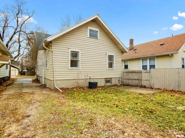 $73,000 | 1235 East Seneca Place, Peoria, IL 61603