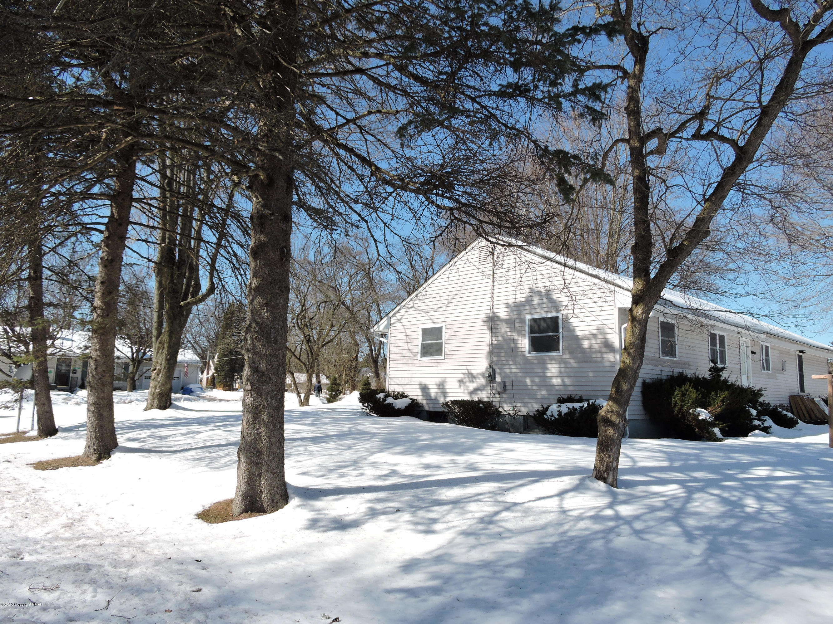 100 Sweetfern Road Stroudsburg, PA 18360 - Photo 4 of 25 Side/Rear View