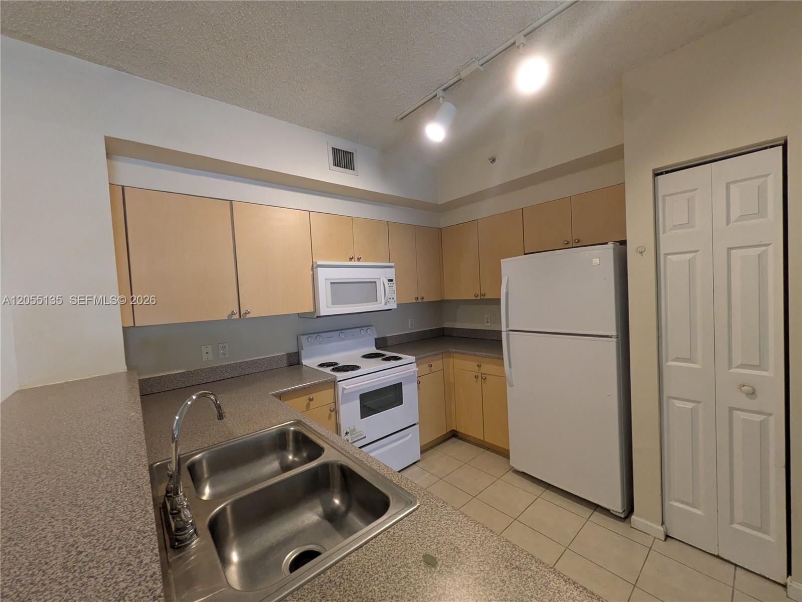 8060 North Nob Hill Road, Unit 101 Tamarac, FL 33321 - Photo 4 of 15
