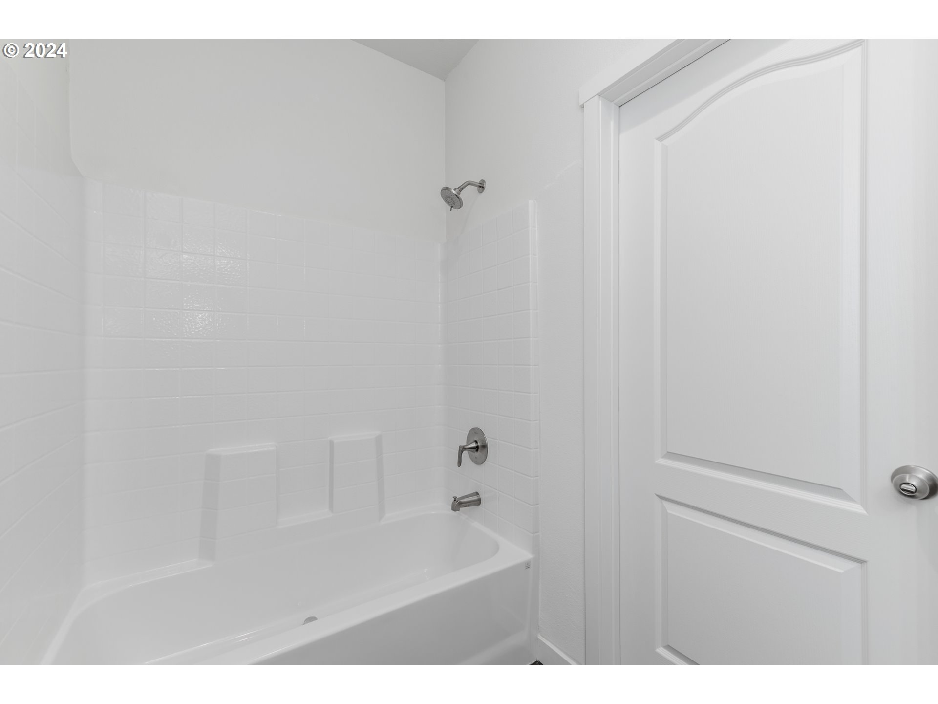 9700 Southwest Tualatin Road, Unit 22 Tualatin, OR 97062 - Photo 14 of 30 a bathroom with a bathtub