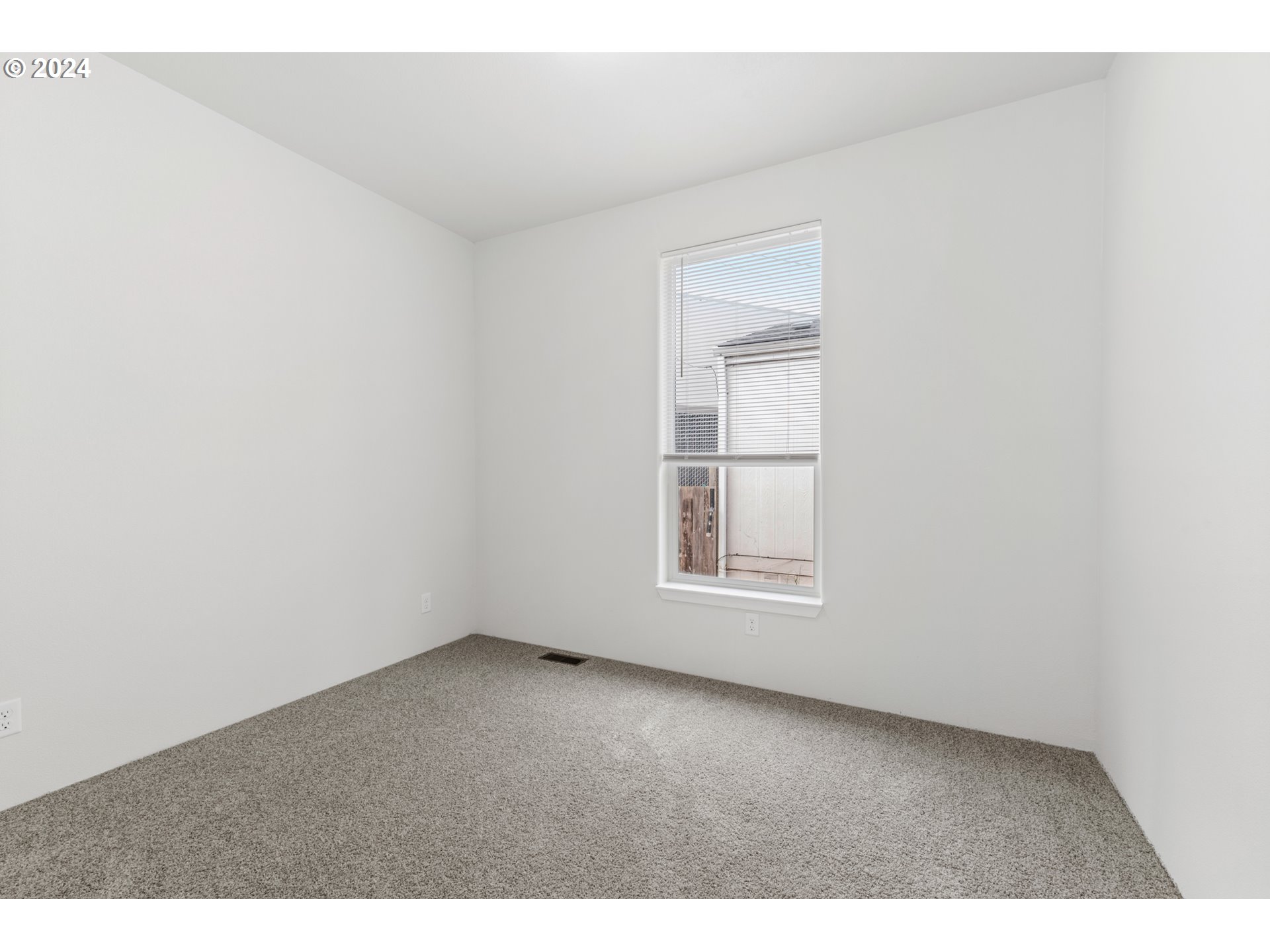 9700 Southwest Tualatin Road, Unit 22 Tualatin, OR 97062 - Photo 17 of 30 an empty room with a window