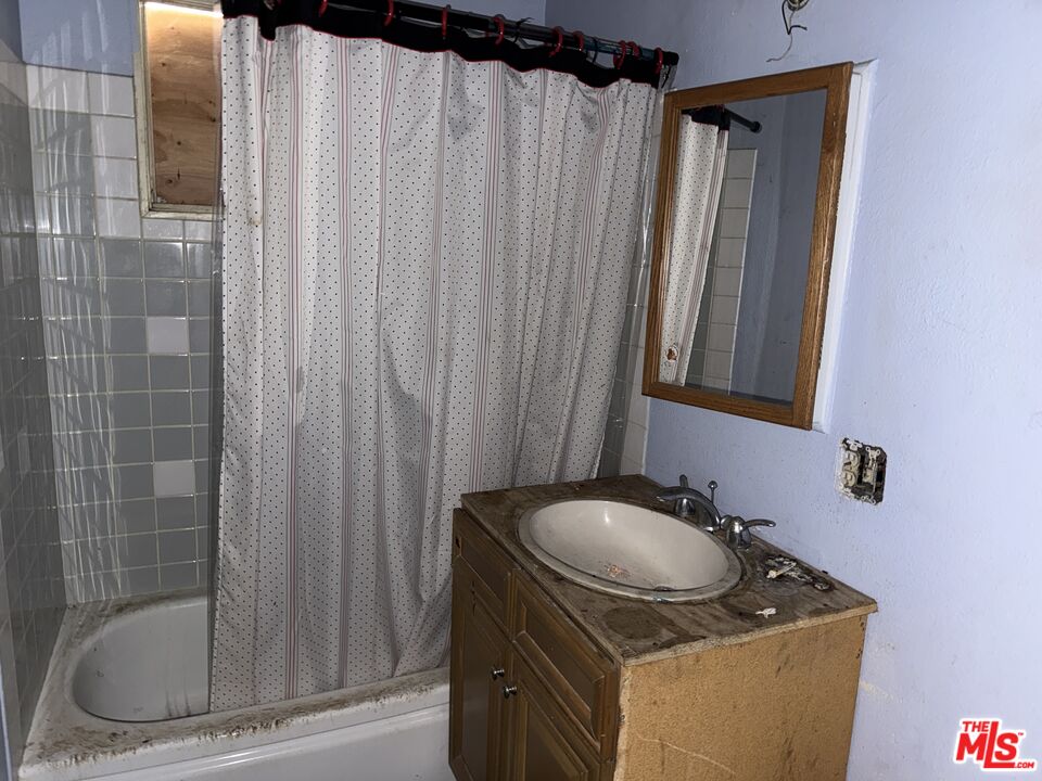 7716 Grove Street Tujunga, CA 91042 - Photo 13 of 17