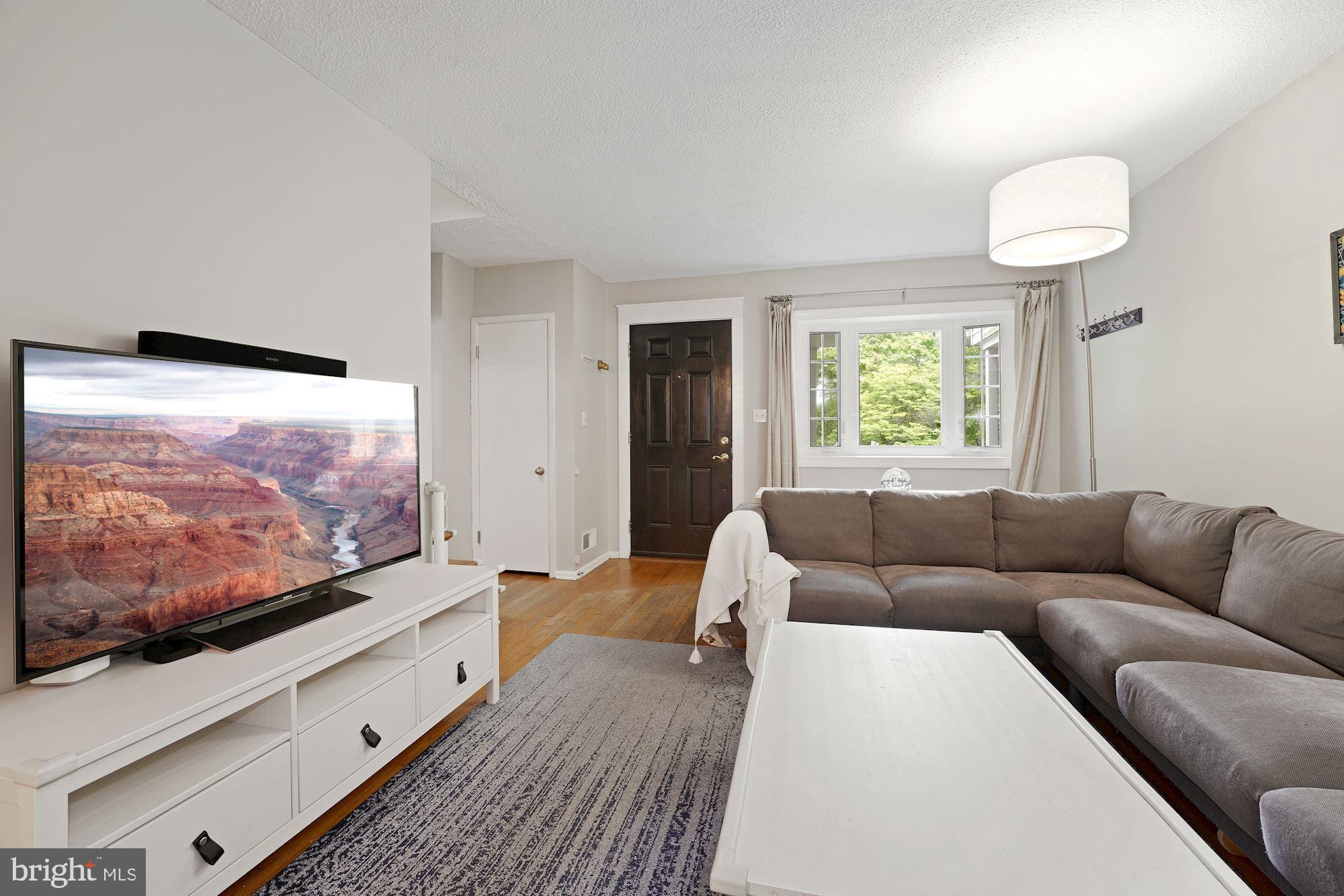 3528 Beech Avenue Baltimore, MD 21211 - Photo 4 of 31 Living Room