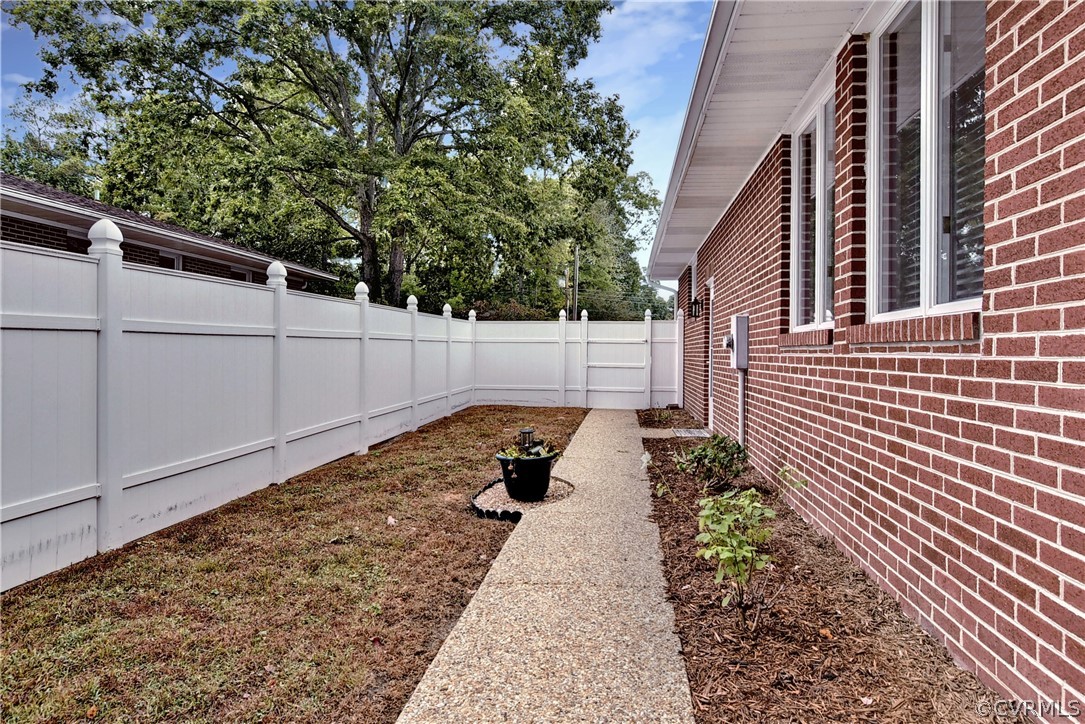 507 Meadowfield Road Yorktown, VA 23692 - Photo 22 of 22 Privacy Fence