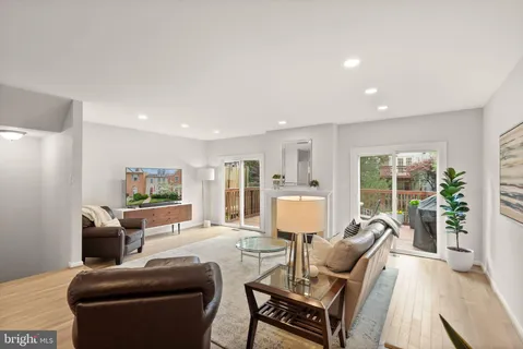 $725,000 | 6369 English Ivy Way, Springfield, VA 22152