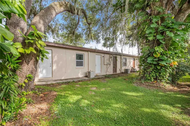a view of a house with a yard
