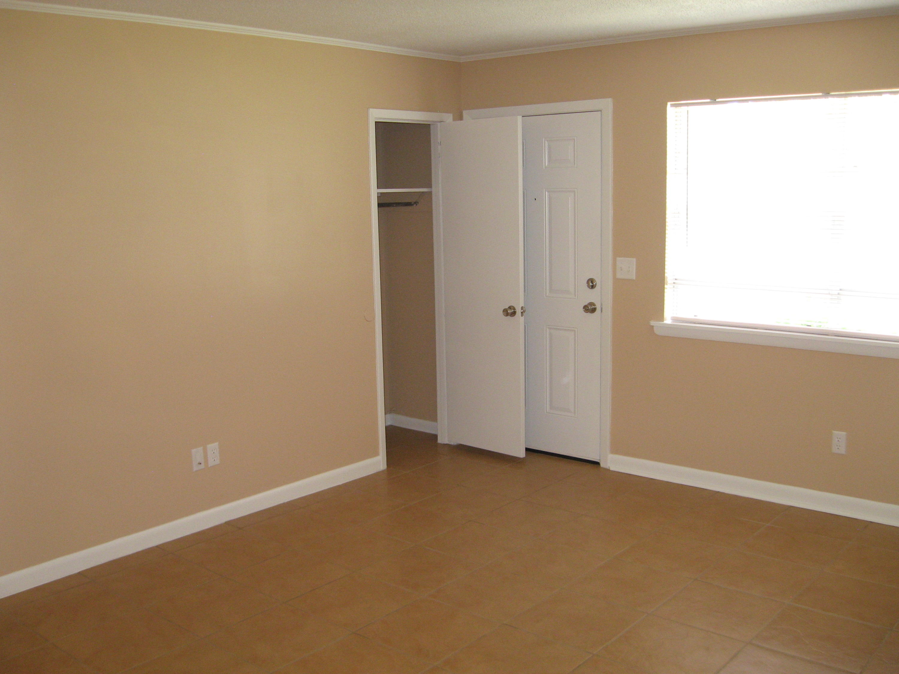 545 Hickory Avenue, Unit C Niceville, FL 32578 - Photo 8 of 11 a view of an empty room