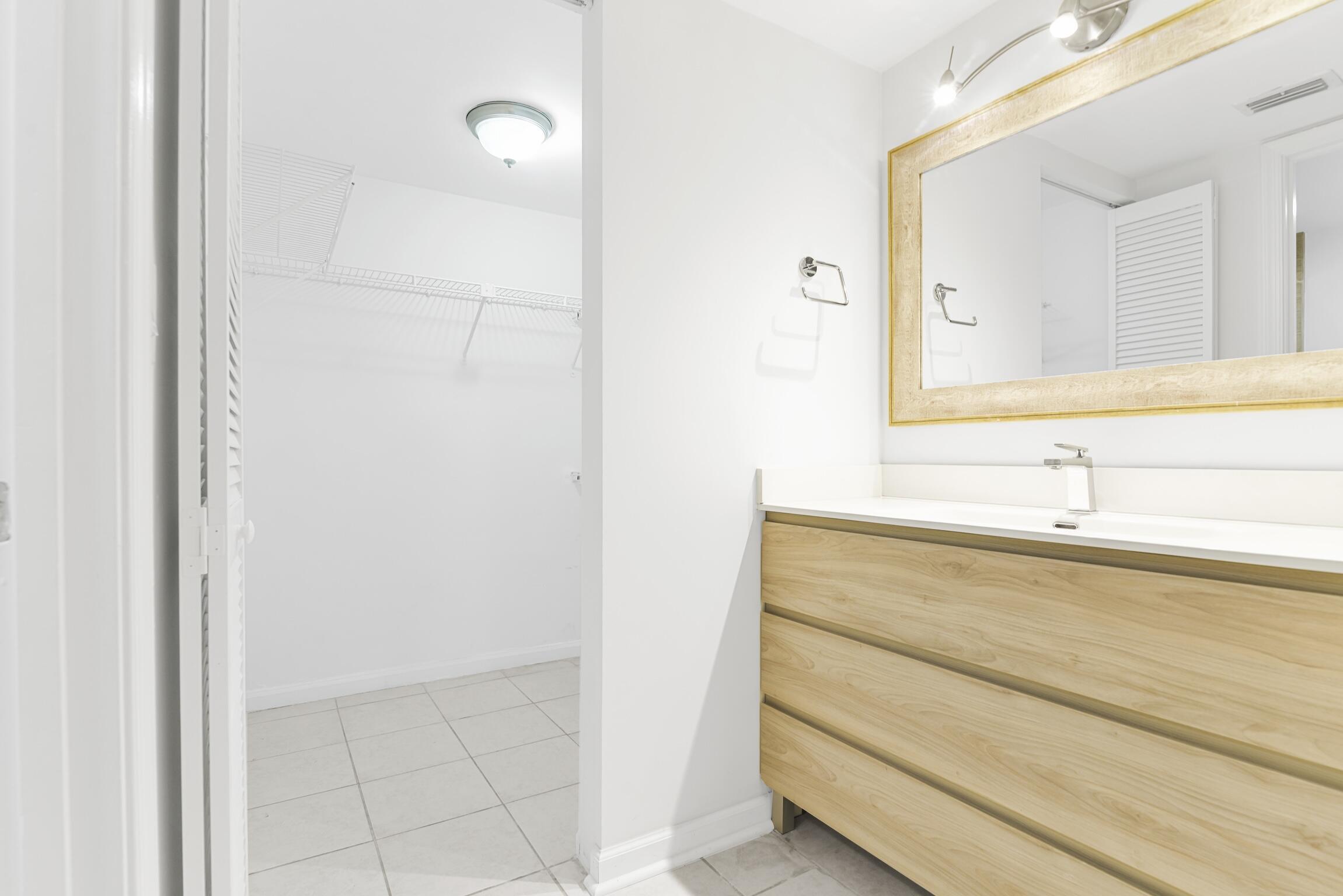 3129 Millwood Terrace, Unit M137 Boca Raton, FL 33431 - Photo 16 of 58 Main Bathroom