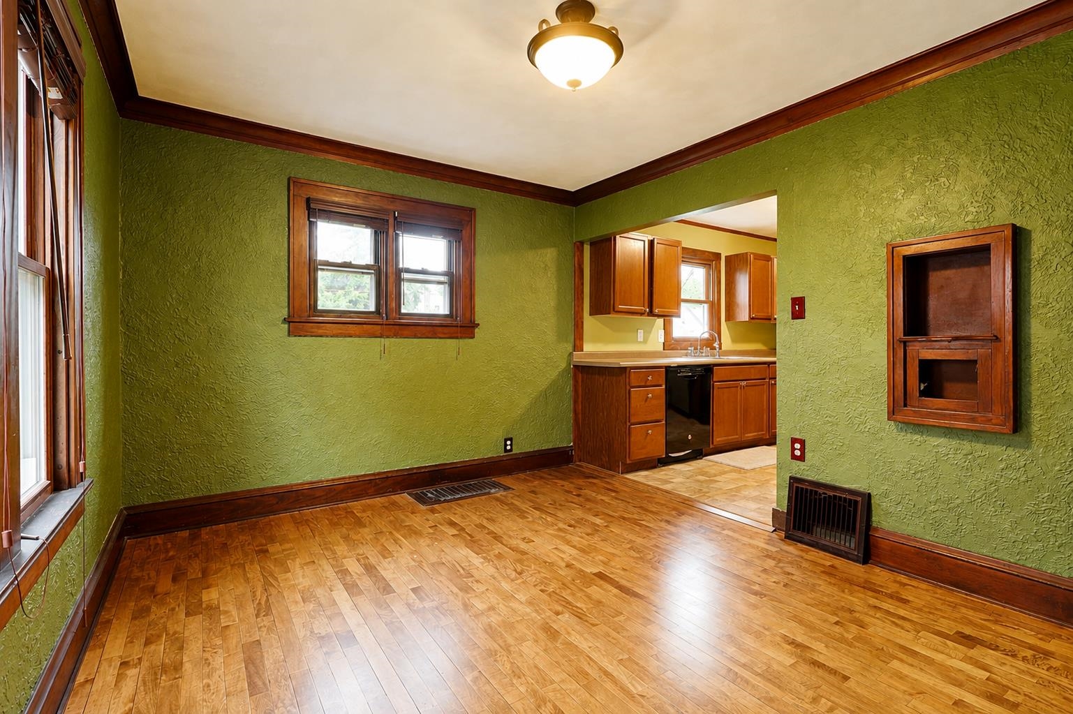 1621 North Division Street Appleton, WI 54911 - Photo 5 of 27 Gallery Image 5