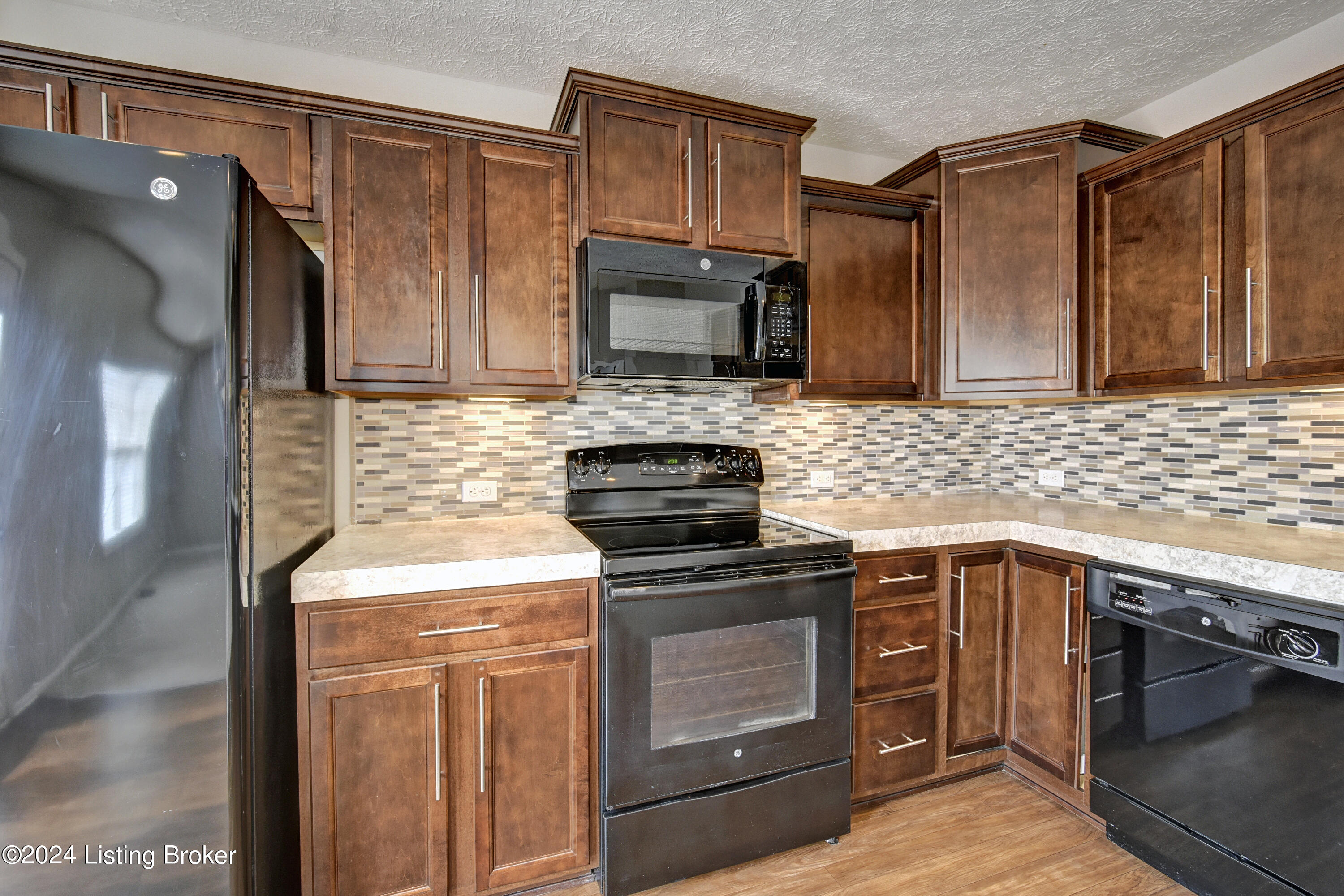 9554 Brooks Bend Road Louisville, KY 40258 - Photo 12 of 37 GE Appliances have barely been used!