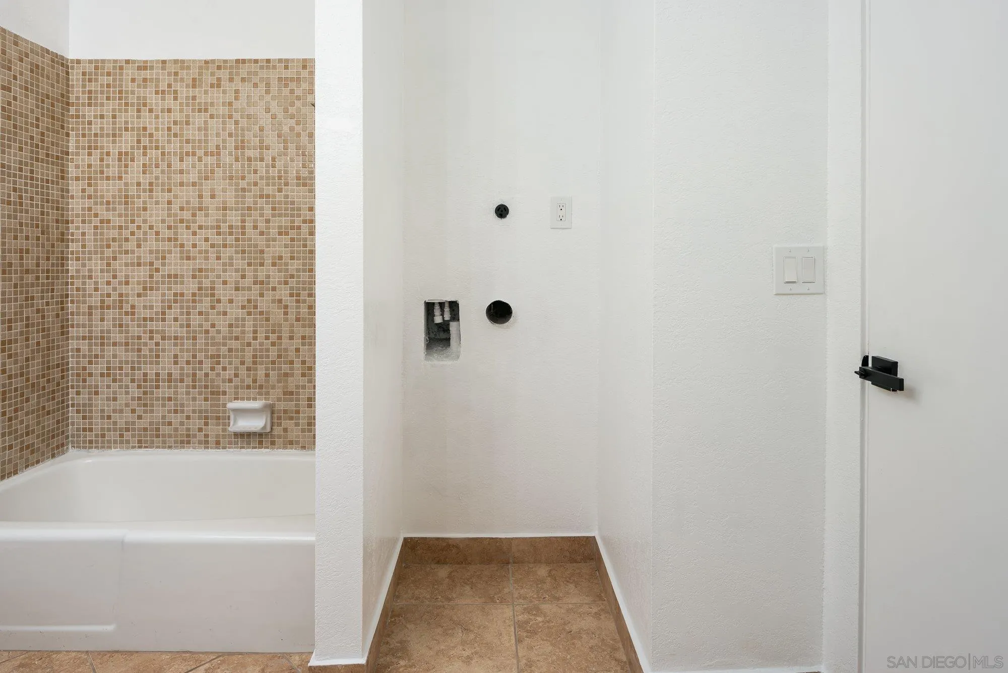 2610 Torrey Pines Road, Unit C33 La Jolla, CA 92037 - Photo 17 of 24 a bathroom with a bathtub