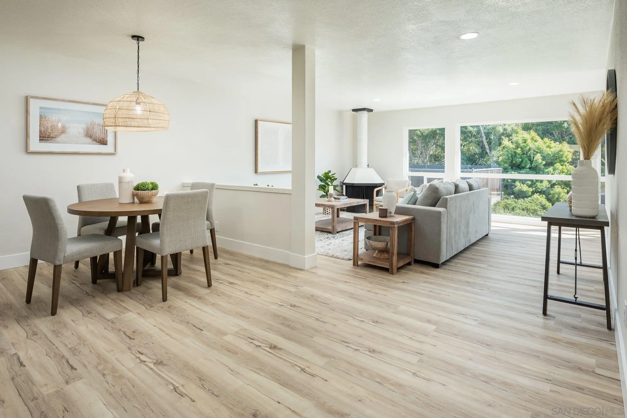 2610 Torrey Pines Road, Unit C33 La Jolla, CA 92037 - Photo 2 of 24 a living room with furniture and a wooden floor