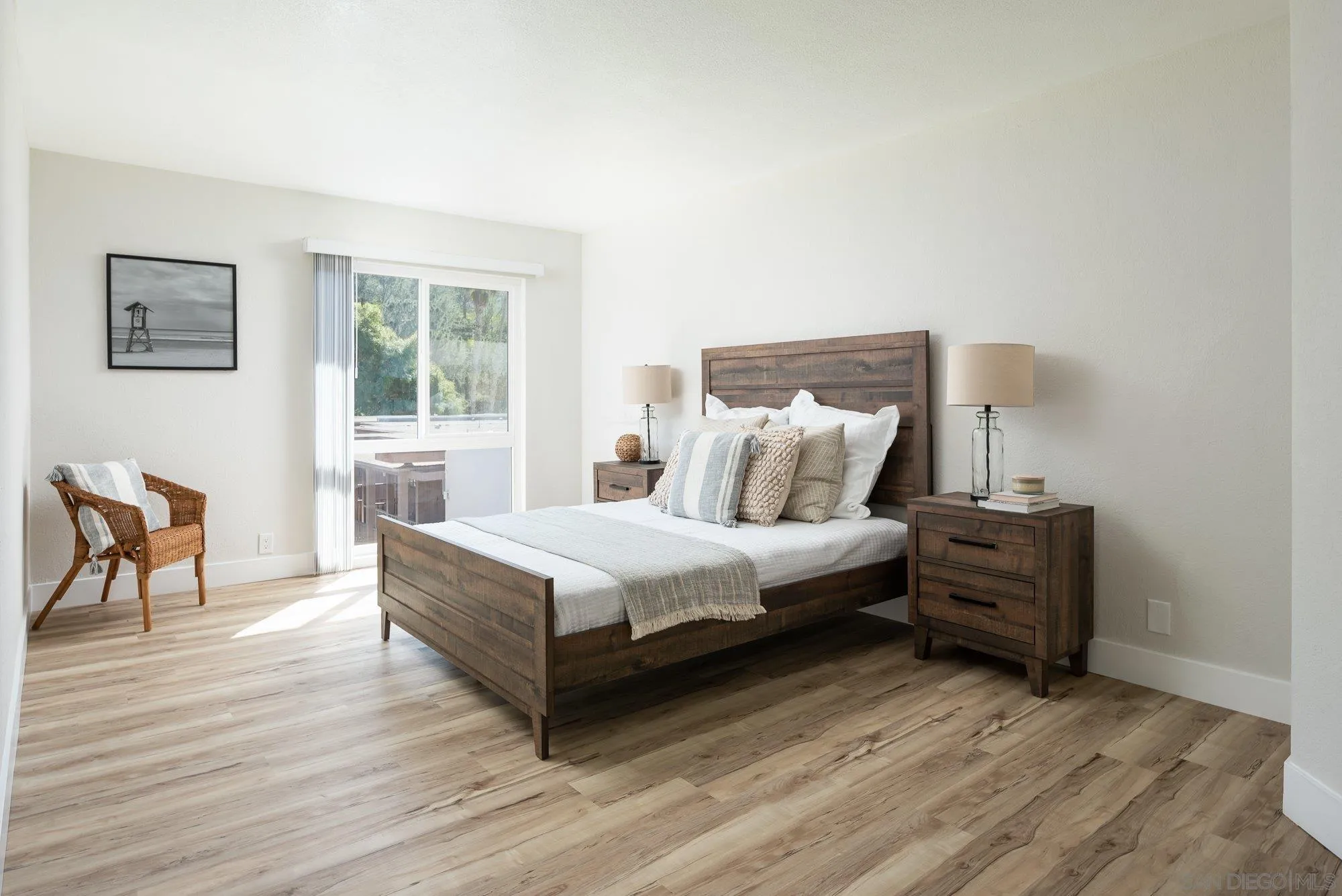 2610 Torrey Pines Road, Unit C33 La Jolla, CA 92037 - Photo 9 of 24 a spacious bedroom with a bed and wooden floor