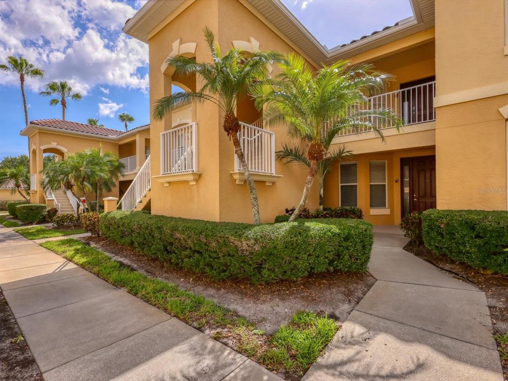 8406 Wethersfield Run, Unit 104 Lakewood Ranch, FL 34202 - Photo 5 of 48
