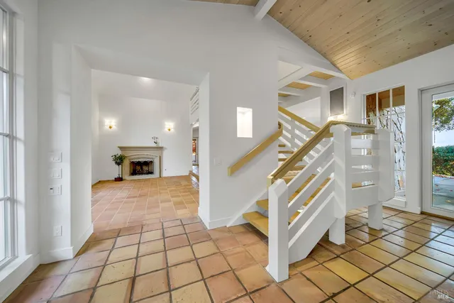 a view of entryway and kitchen