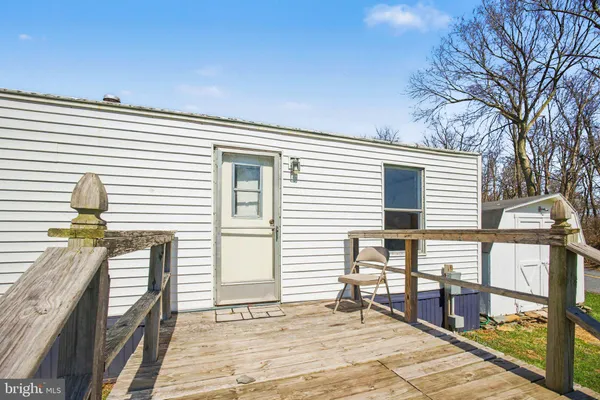 a view of a field of white house