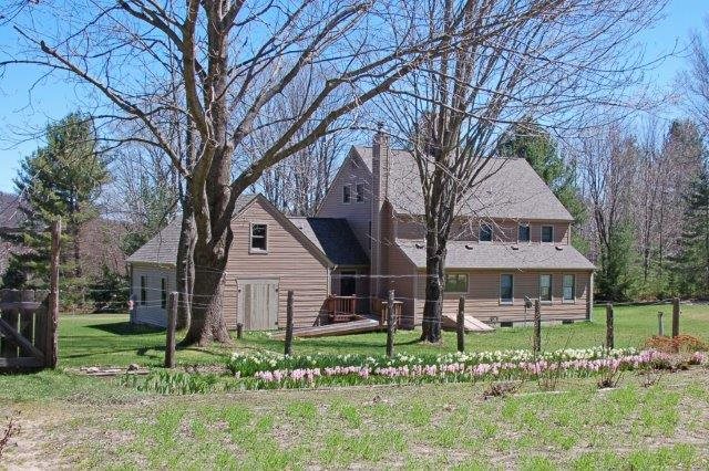 3236 West Darwin Road Maple City, MI 49664 - Photo 4 of 27 1815353-3.JPG