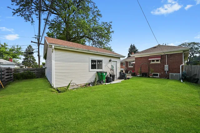 a view of a house with backyard