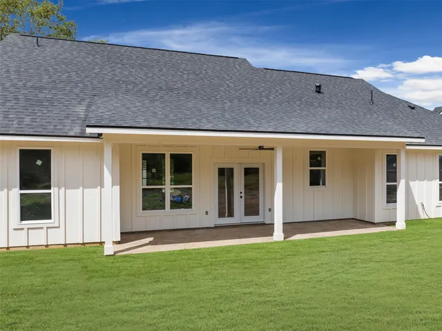 a view of a house with backyard