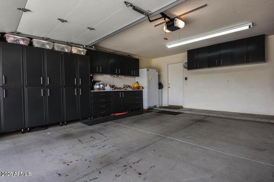 2720 South Los Altos Place Chandler, AZ 85286 - Photo 17 of 20 a view of an empty room with kitchen and a window