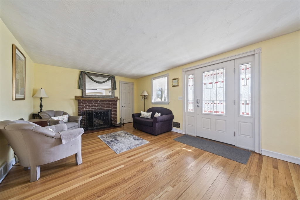 19 Selwyn Road Braintree, MA 02184 - Photo 2 of 40