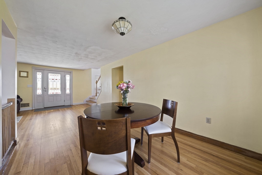 19 Selwyn Road Braintree, MA 02184 - Photo 4 of 40