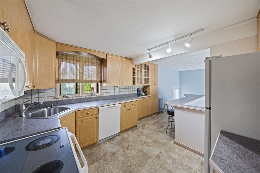 19 Selwyn Road Braintree, MA 02184 - Photo 5 of 40