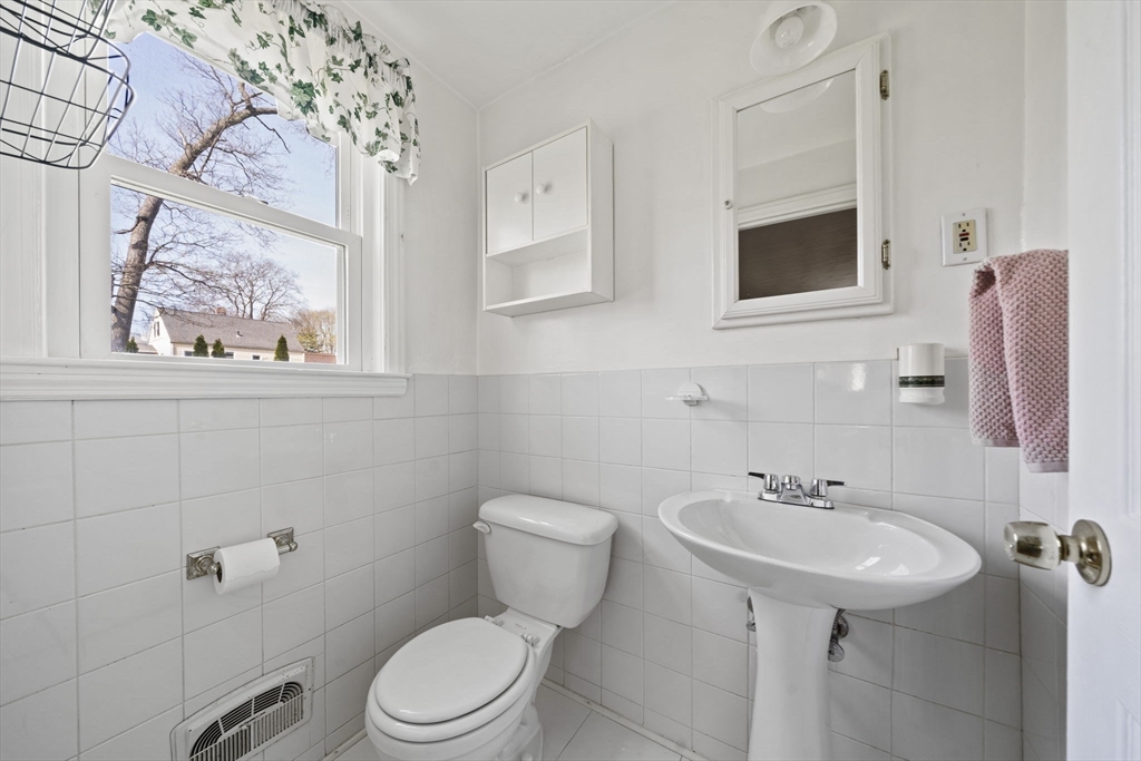 19 Selwyn Road Braintree, MA 02184 - Photo 10 of 40