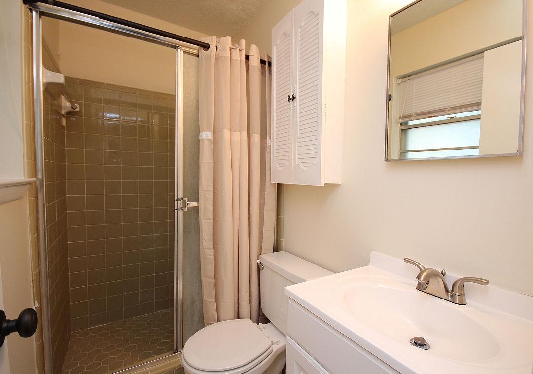 1406 Scott Road Niceville, FL 32578 - Photo 16 of 21 Master Bathroom