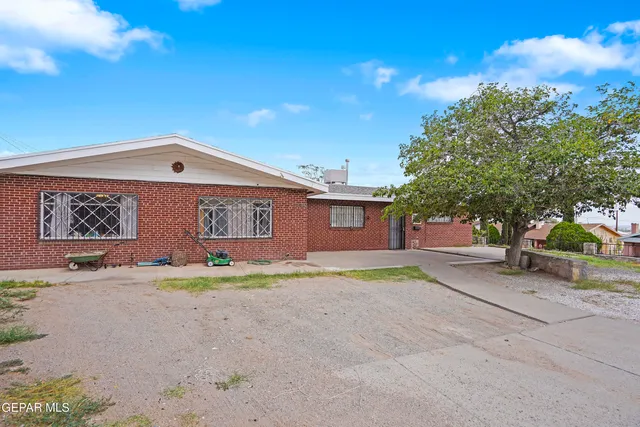 a view of a house with a yard and garage