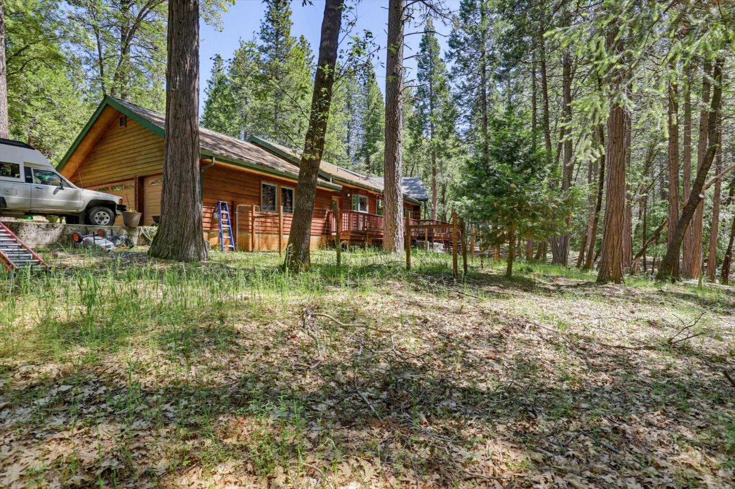 14517 North Bloomfield Road Nevada City, CA 95959 - Photo 44 of 78 a backyard of a house with lots of green space