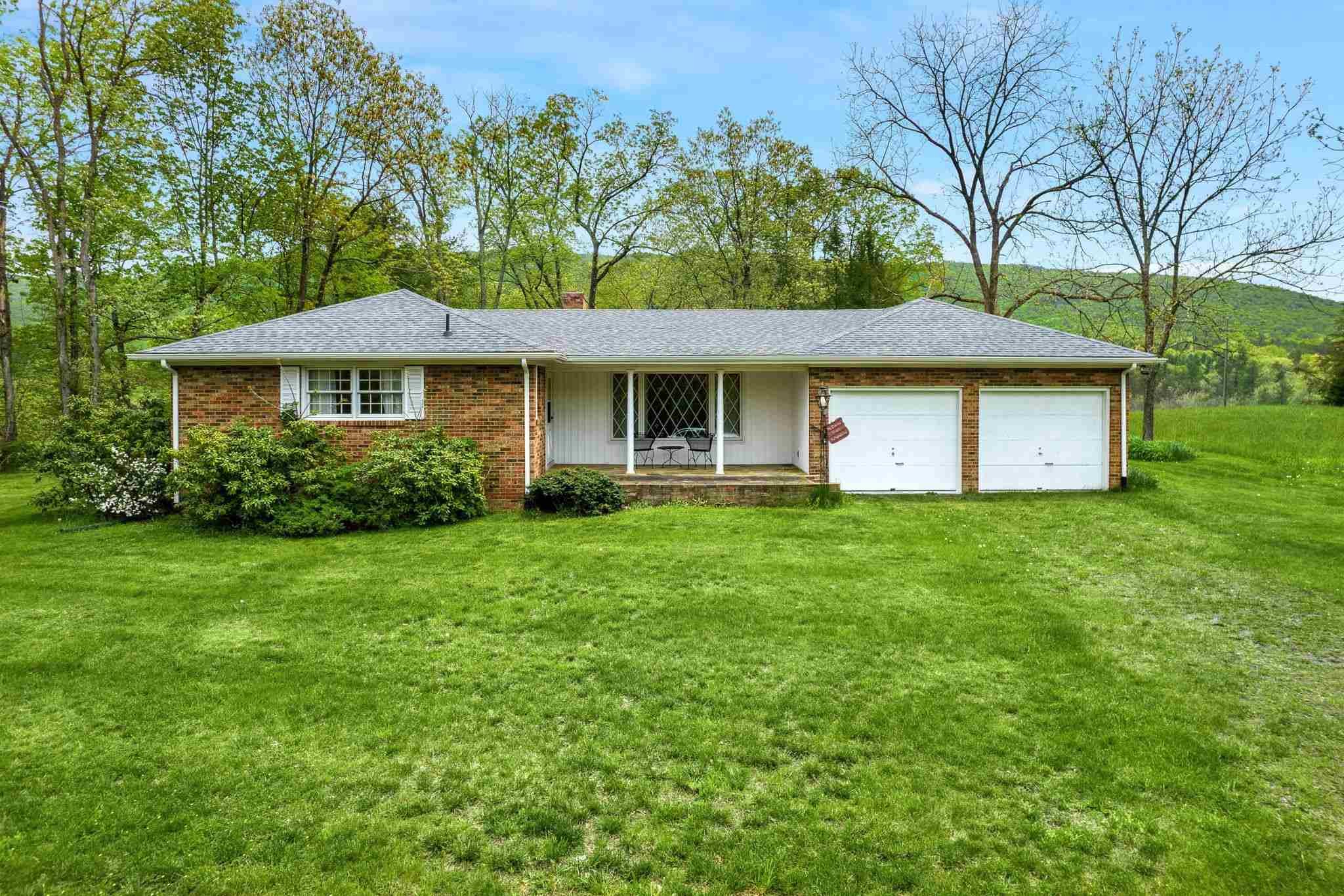 11590 Fort Valley Road Fort Valley, VA 22652 - Photo 1 of 40 a front view of a house with a garden