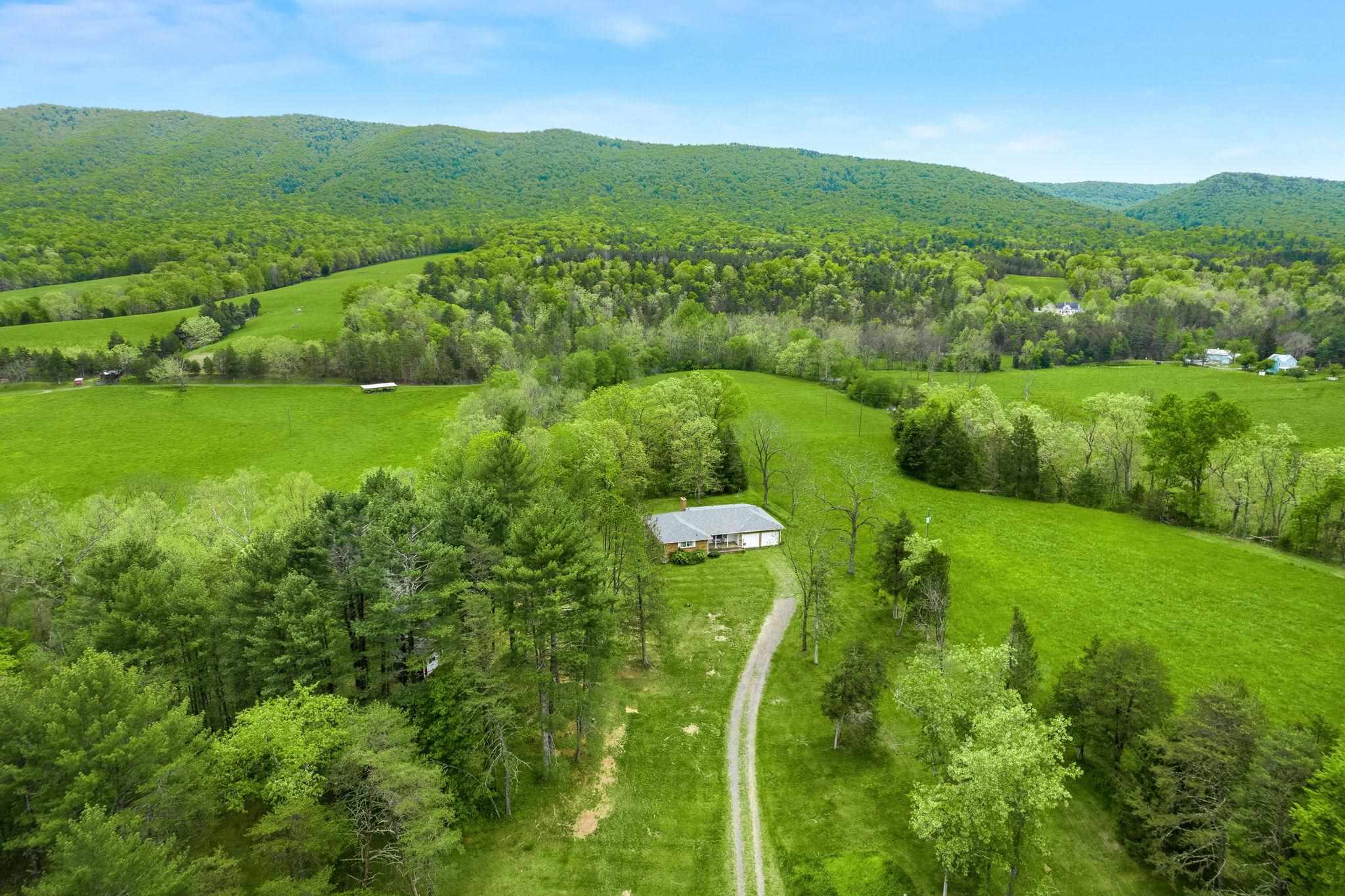 11590 Fort Valley Road Fort Valley, VA 22652 - Photo 2 of 40 a view of a city