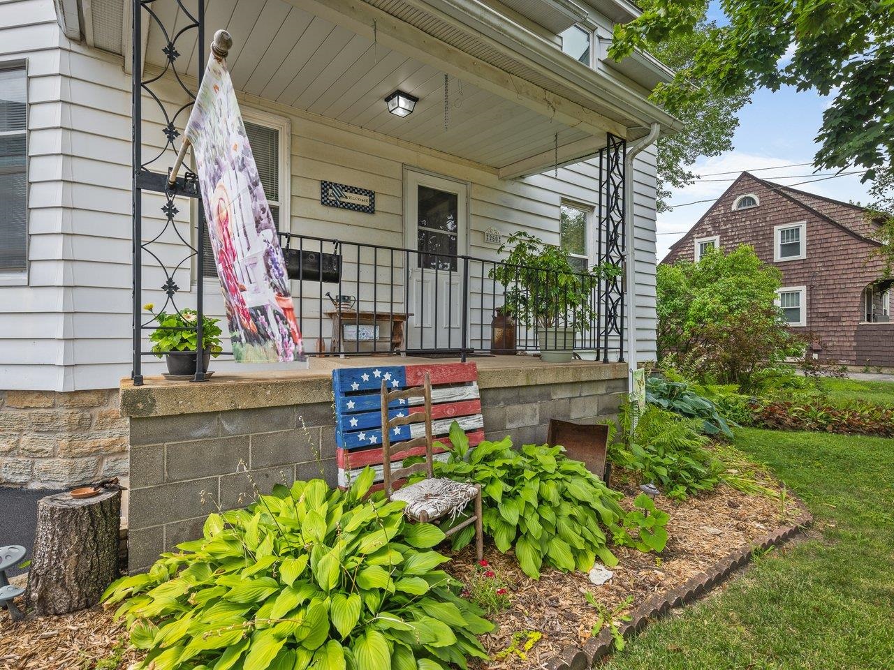 250 Edward Street Sycamore, IL 60178 - Photo 2 of 31 a backyard of a house with lots of green space