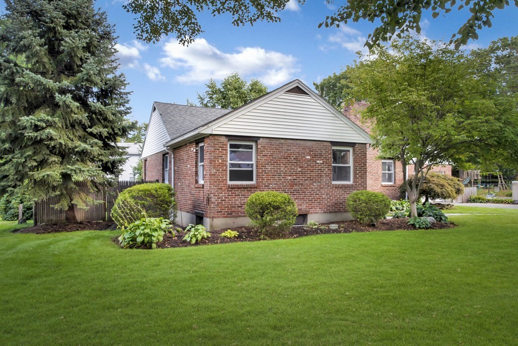 15 Arnold Road Stoneham, MA 02180 - Photo 4 of 23 Gallery Image 4