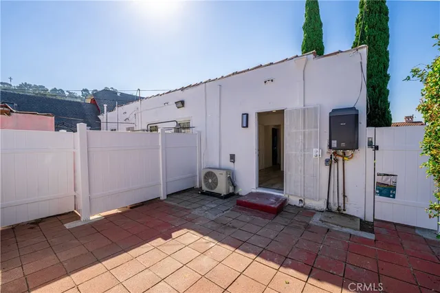a view of a house with backyard