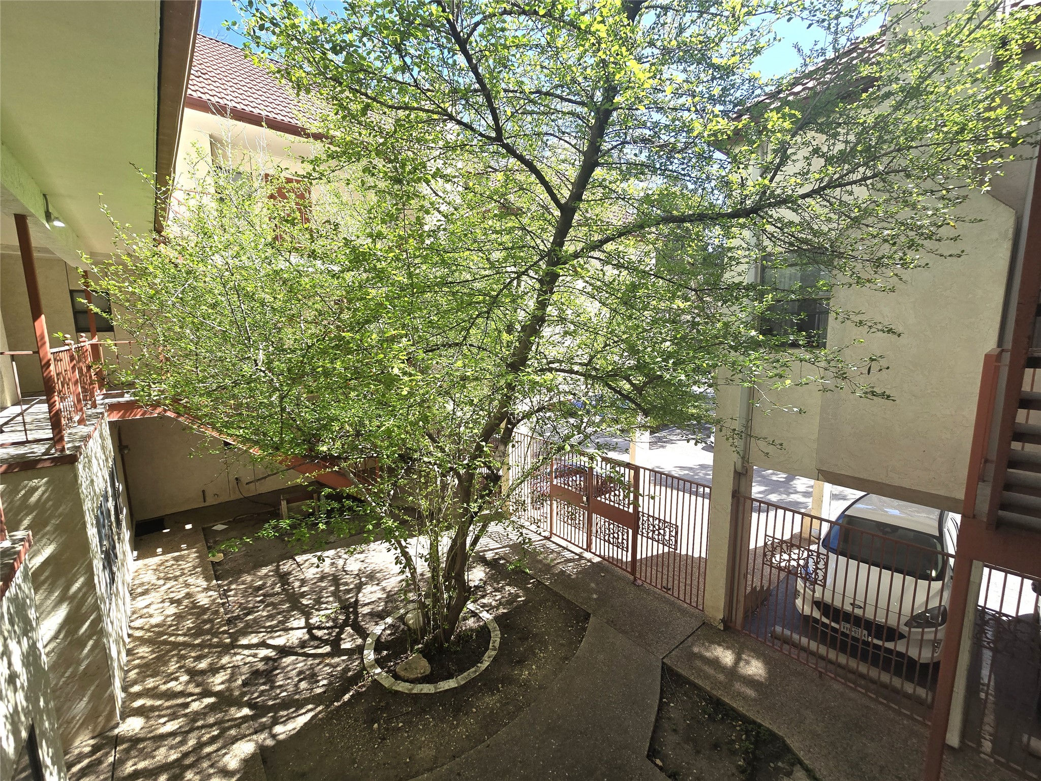 706 West 22nd Street, Unit 307 Austin, TX 78705 - Photo 18 of 20 a backyard of a house with table and chairs