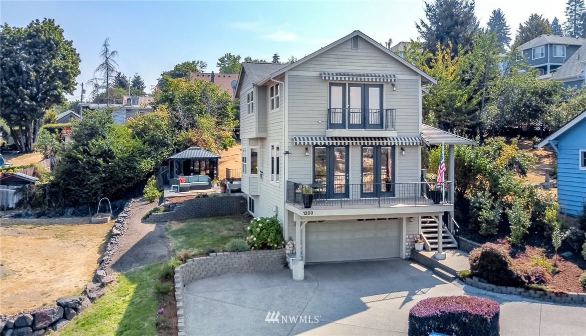 1203 South 3rd Street Renton, WA 98057 - Photo 1 of 40 a house view with a garden space