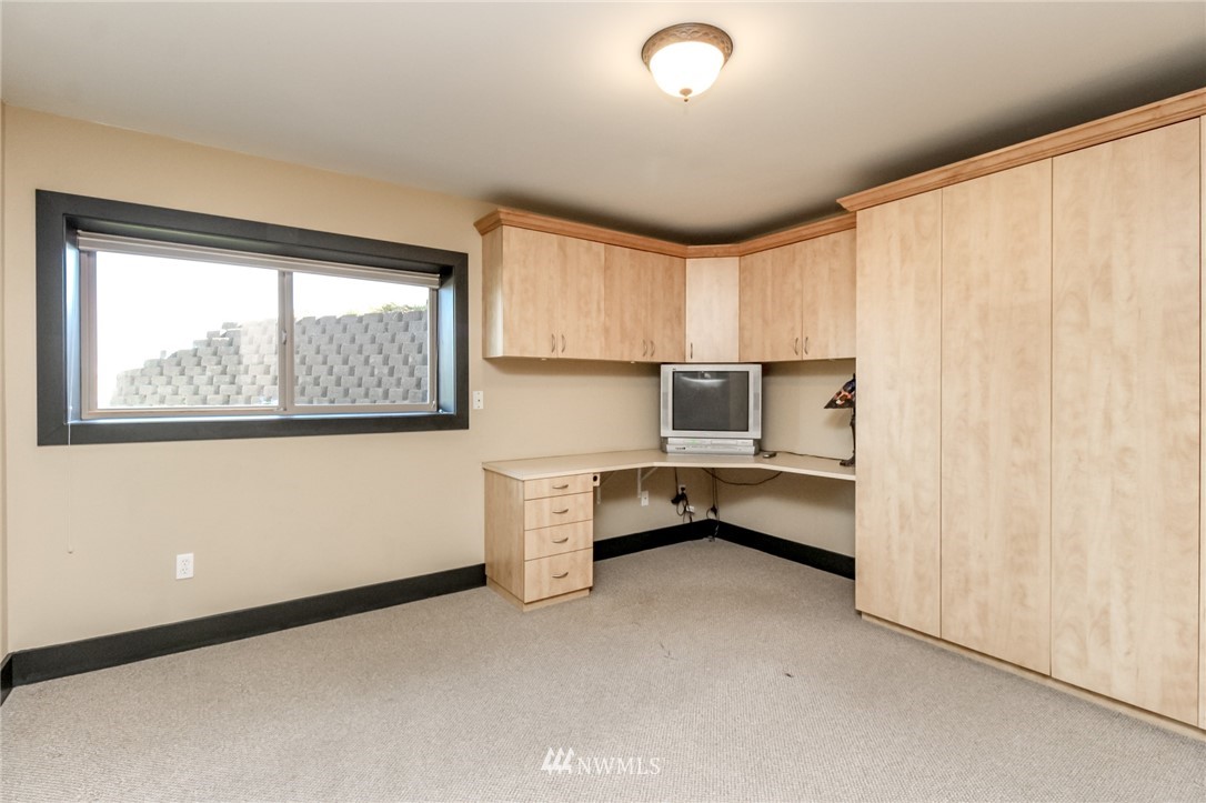1203 South 3rd Street Renton, WA 98057 - Photo 29 of 40 a room with furniture and window