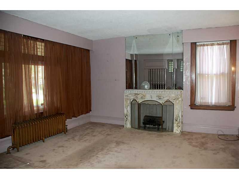 233 Greydon Avenue McKees Rocks, PA 15136 - Photo 3 of 14 Living Room.