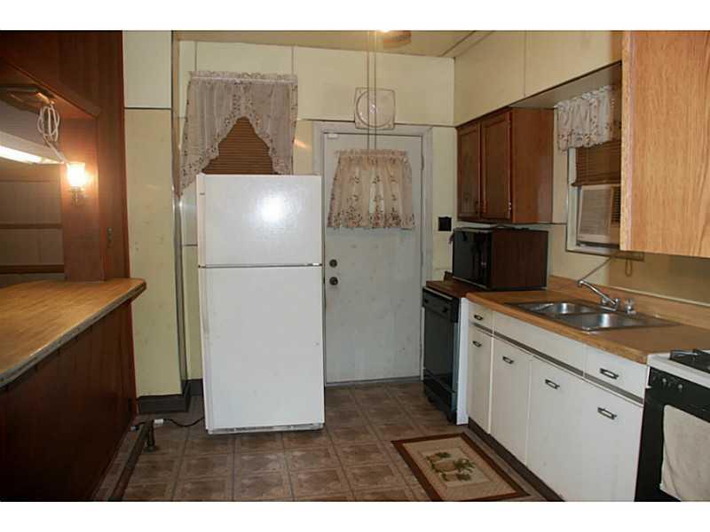 233 Greydon Avenue McKees Rocks, PA 15136 - Photo 6 of 14 Kitchen.