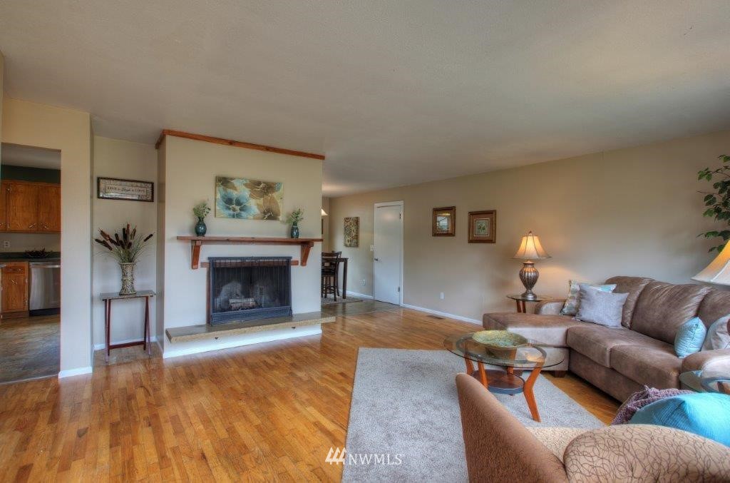 4813 Northeast 7th Place Renton, WA 98059 - Photo 3 of 20