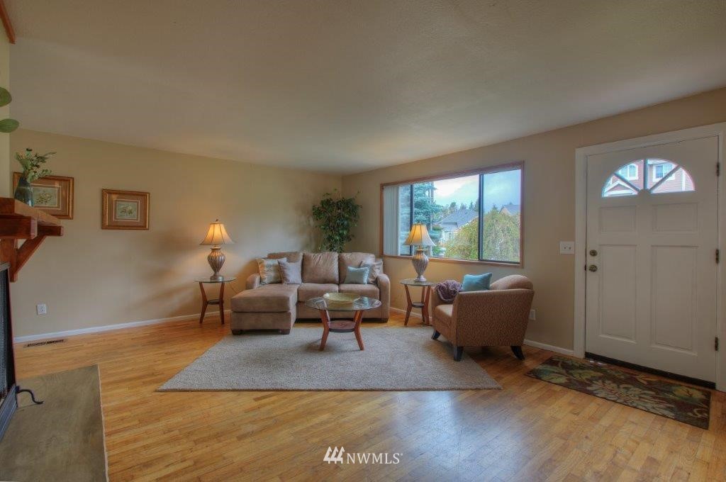 4813 Northeast 7th Place Renton, WA 98059 - Photo 4 of 20