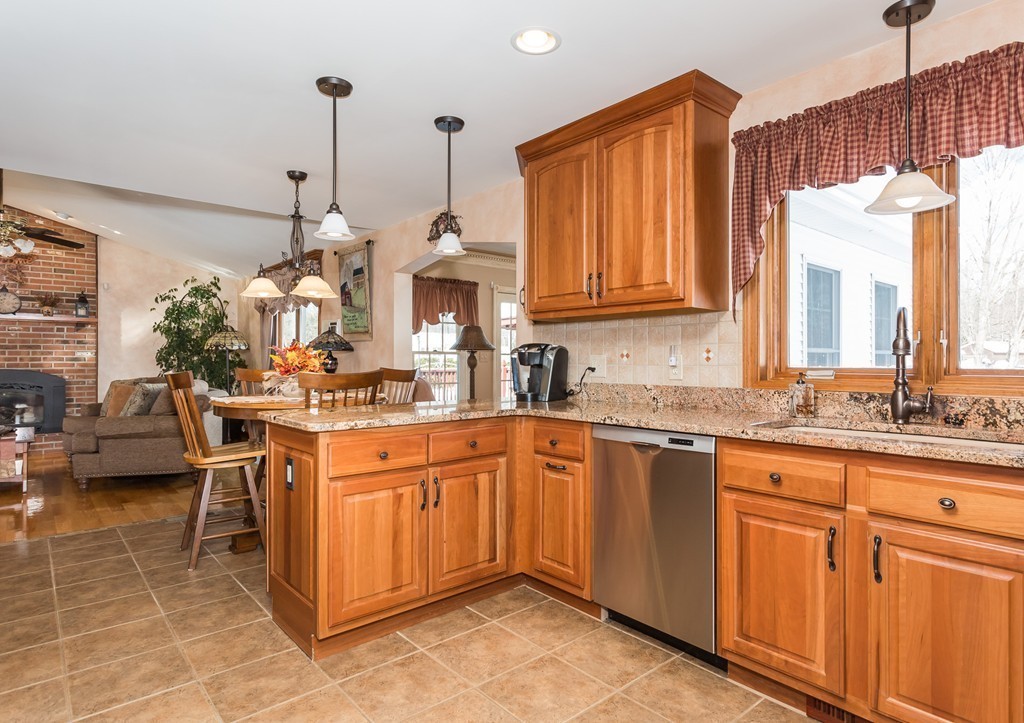 35 Rising Street Agawam, MA 01030 - Photo 6 of 29 Gallery Image 6
